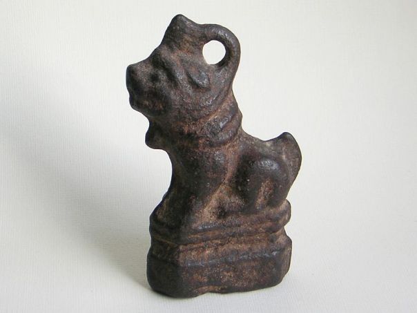 Iron weight in the shape of a dog – (4901)